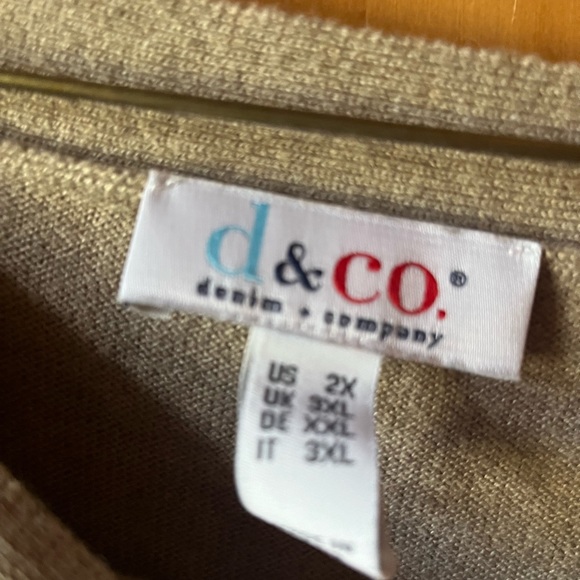 D&Co Lightweight Sweater - Picture 4 of 5